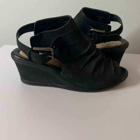 Earth Origins Black Adina Wide Chunky Buckle Wedge Open Toe size 8D - Picture 8 of 8